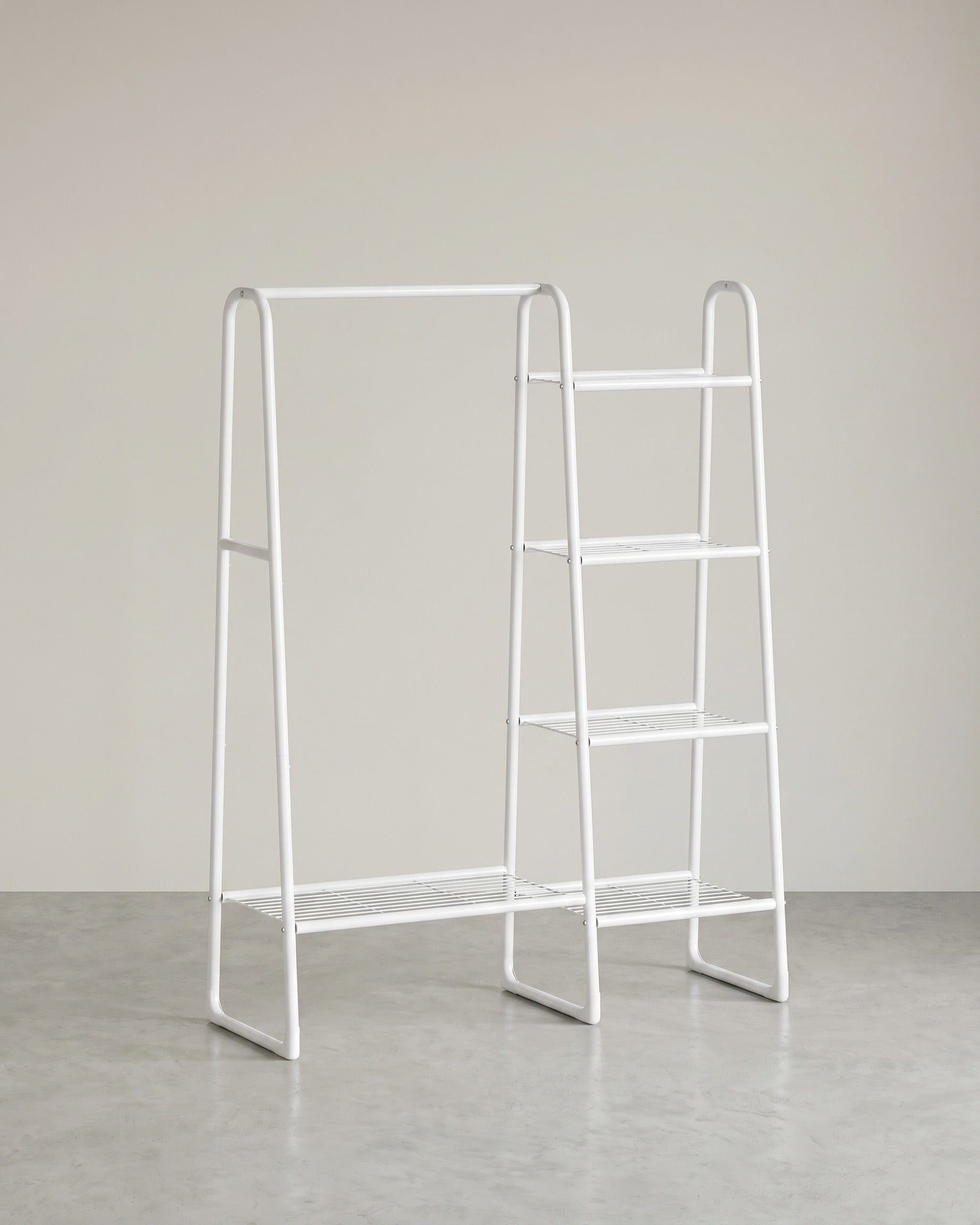 Kleiderständer – 5 Ablagen – Stahlrahmen – Maximale Tragkraft 70 kg – 40 x 101,7 x 153,3 cm – Wolkenweiß