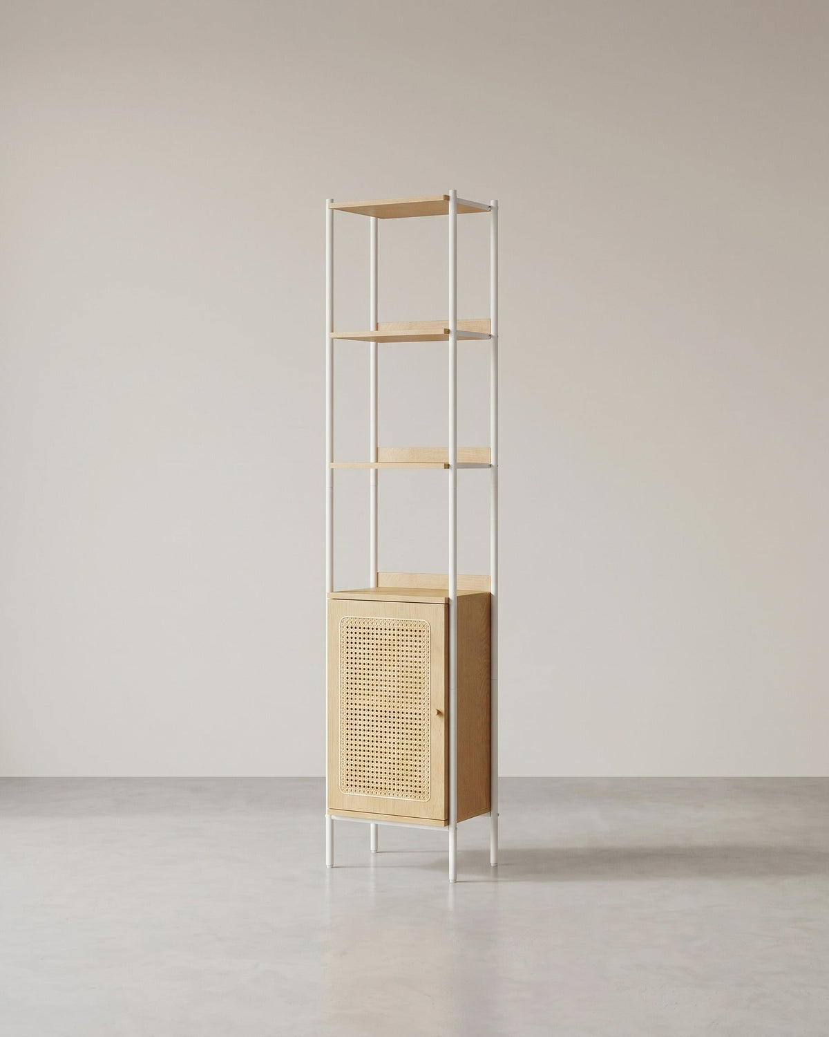 BOHO Bücherregal mit Rattantür – Schmales offenes Standregal – 174 cm hoch – Schwarzes Metall und Holz – Bis zu 60 kg belastbar