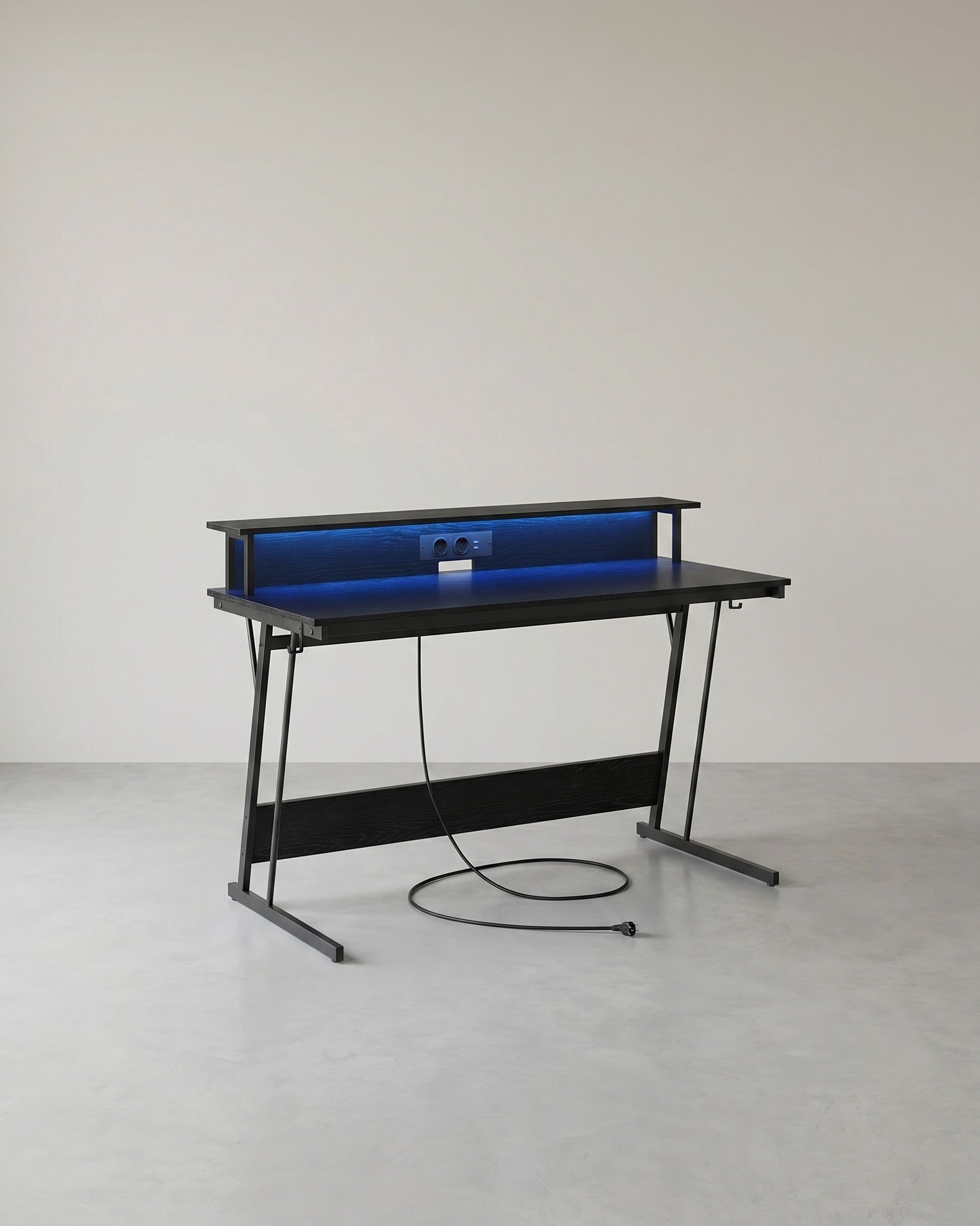 Gaming Schreibtisch mit LED - Gaming Tisch mit Steckdose und USB-Anschluss – Schwarzes Holz