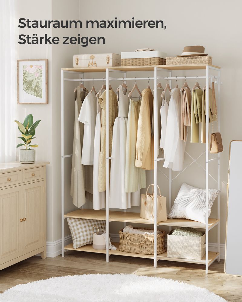Offener Kleiderschrank mit Metallrahmen und Holzregalen
