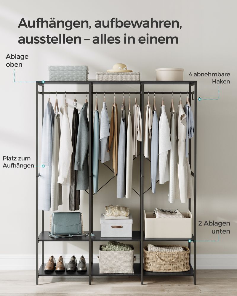 Offener Kleiderschrank mit Metallrahmen und Holzregalen