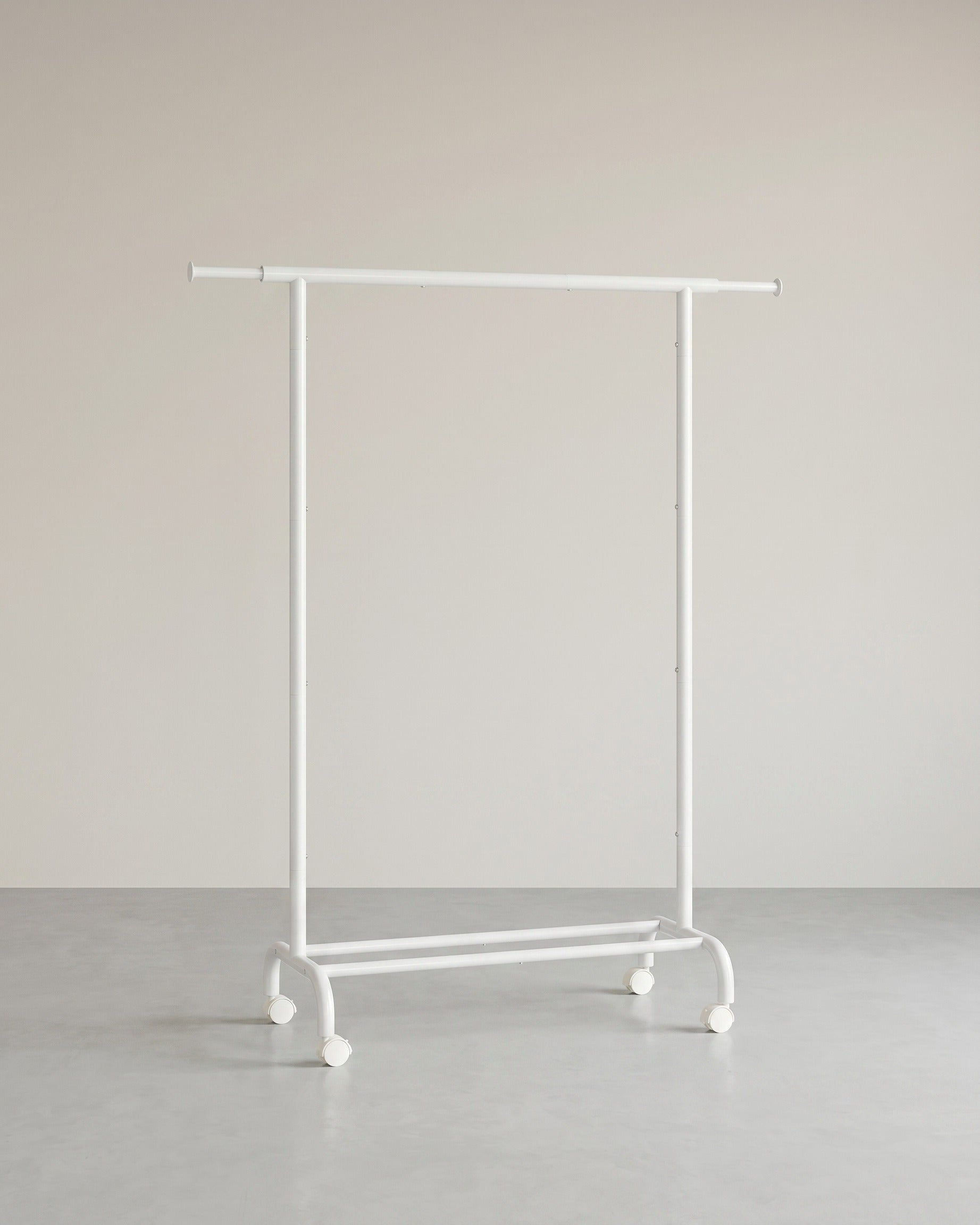 Ausziehbarer Kleiderständer auf Rollen – Kleiderständer 83-120 cm – Mit Schuhablage – 45 kg Tragkraft – Weiß