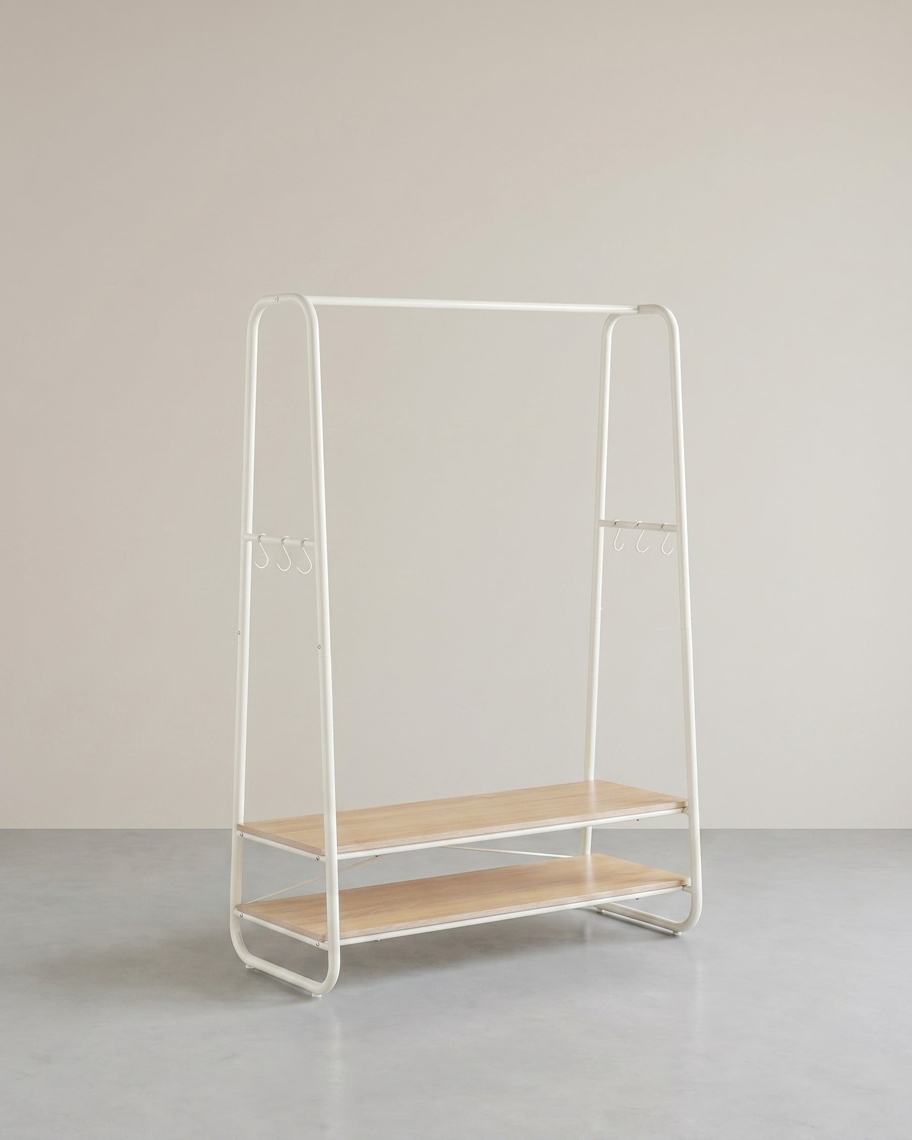 Kleiderständer mit Ablagen – Industriedesign – freistehend – 100 cm breit – Eiche + Weiß