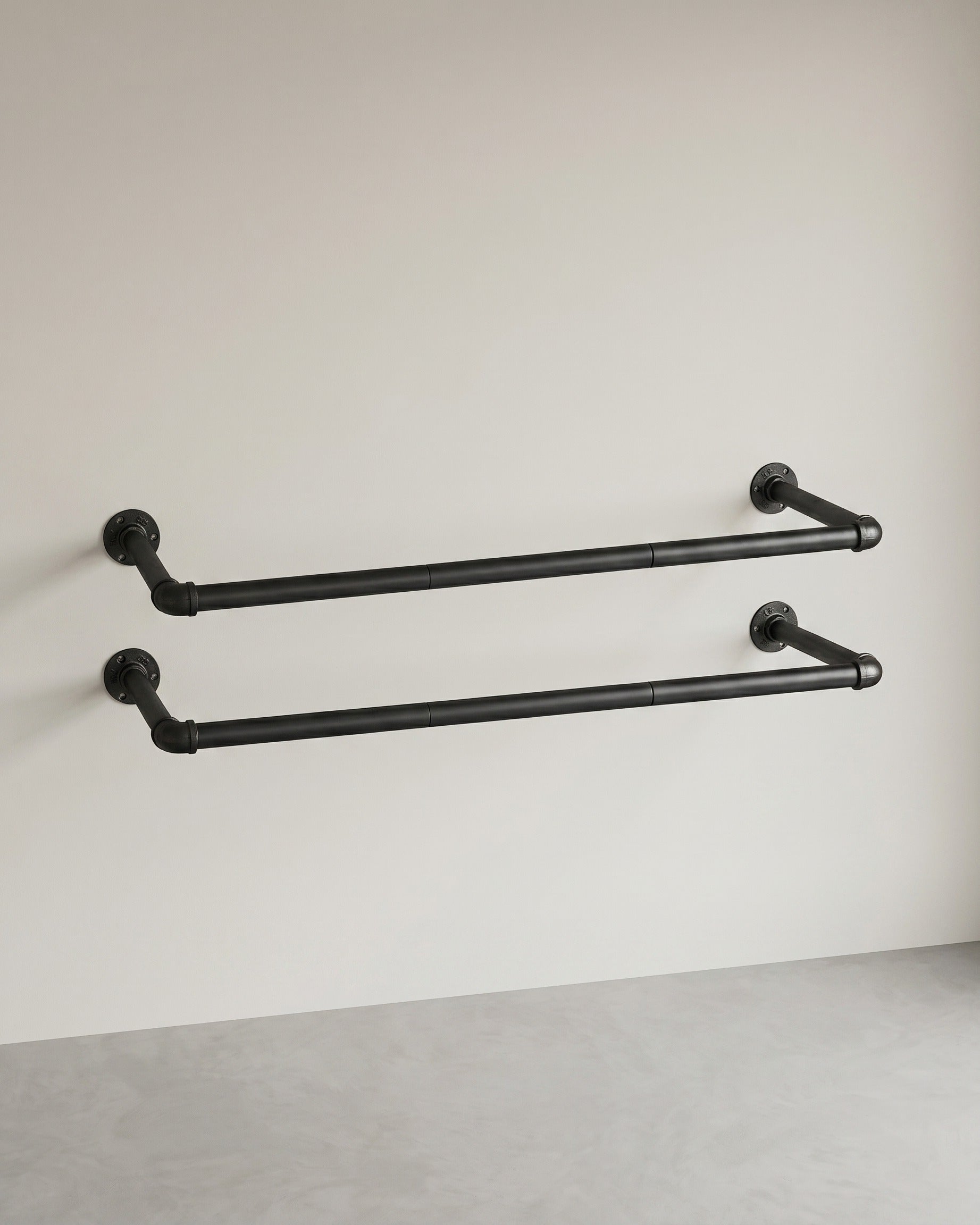 Wandgarderobe Industriell – Set von 2 Kleiderstangen – Schwarze Stahlrohre