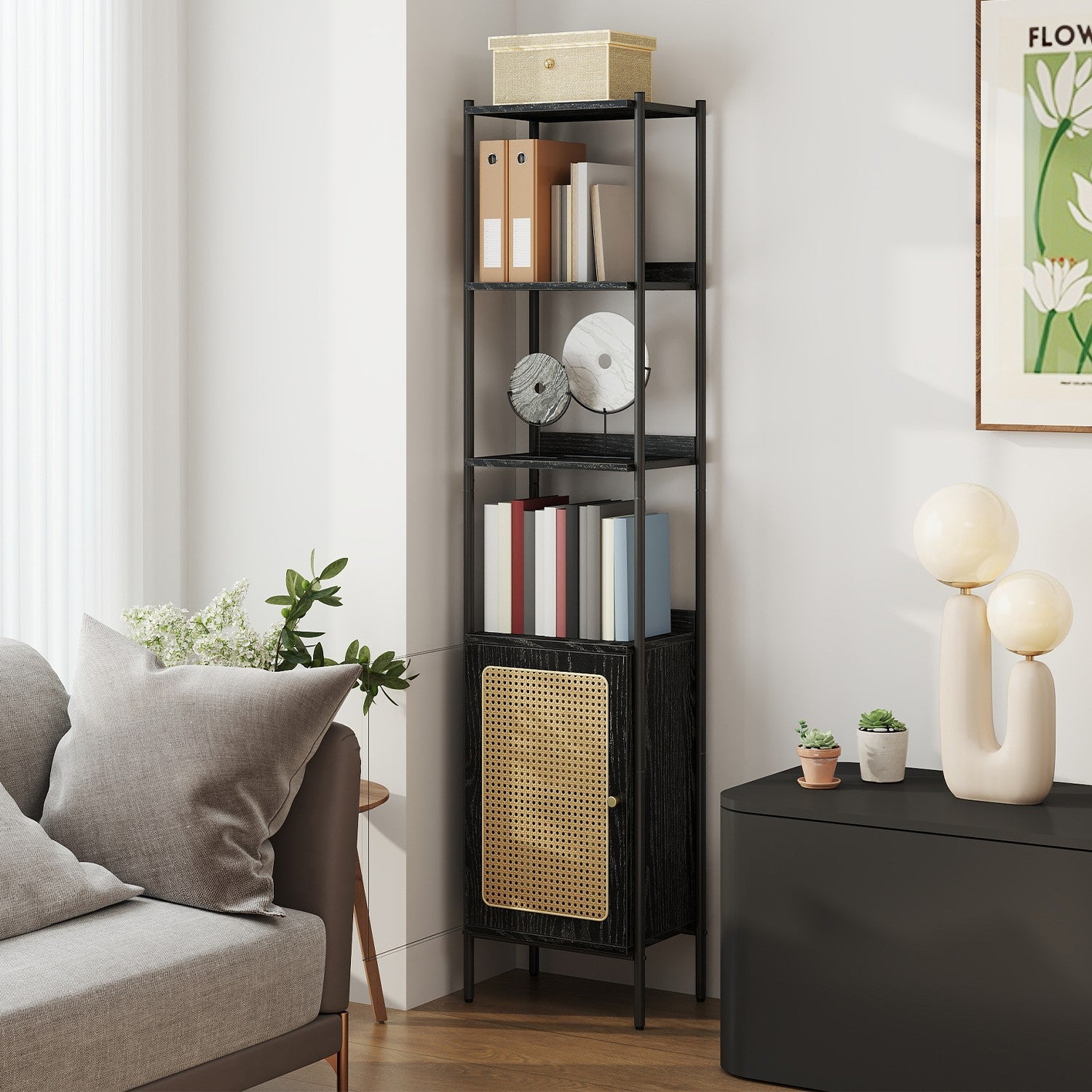 BOHO Bücherregal mit Rattantür – Schmales offenes Standregal – 174 cm hoch – Schwarzes Metall und Holz – Bis zu 60 kg belastbar