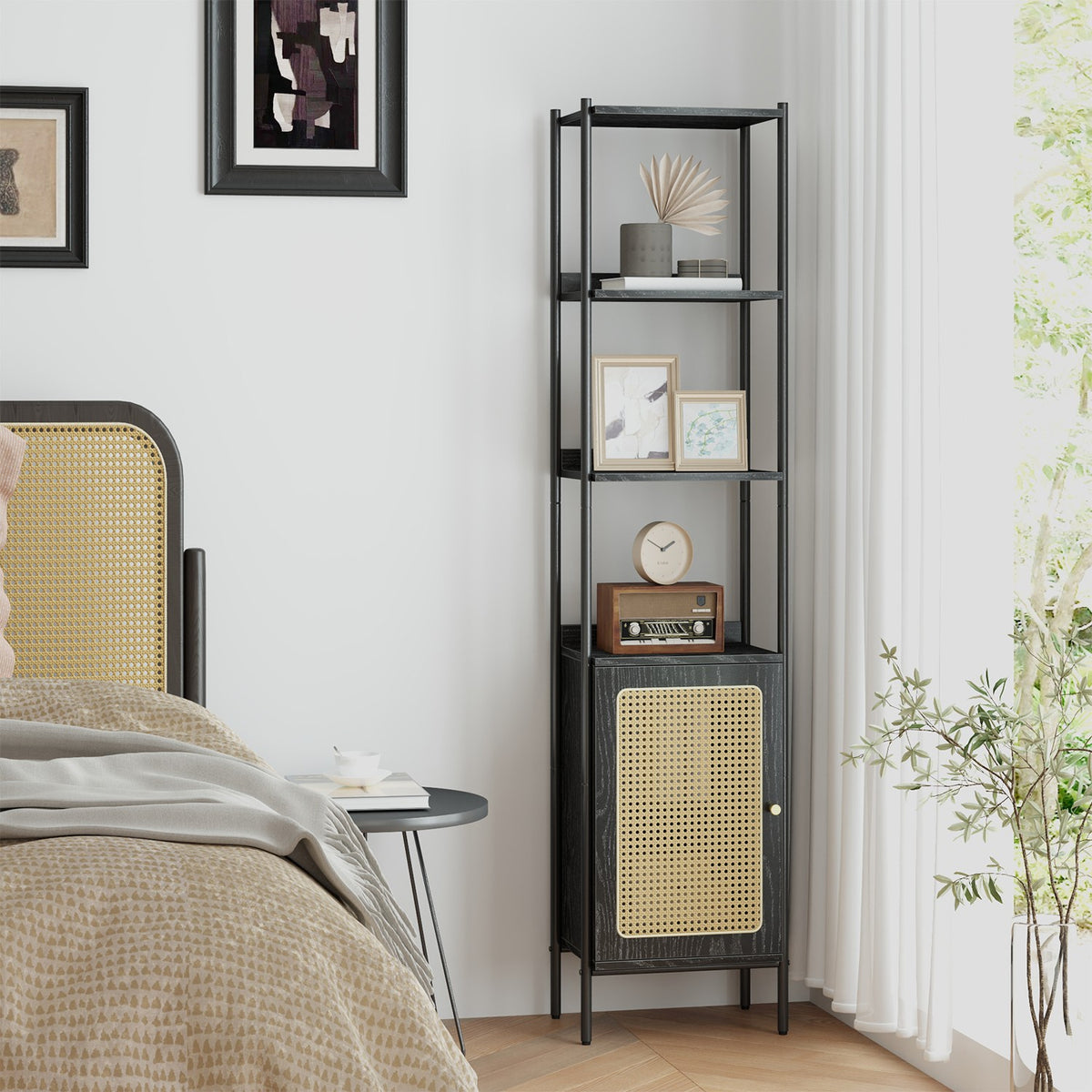 BOHO Bücherregal mit Rattantür – Schmales offenes Standregal – 174 cm hoch – Schwarzes Metall und Holz – Bis zu 60 kg belastbar