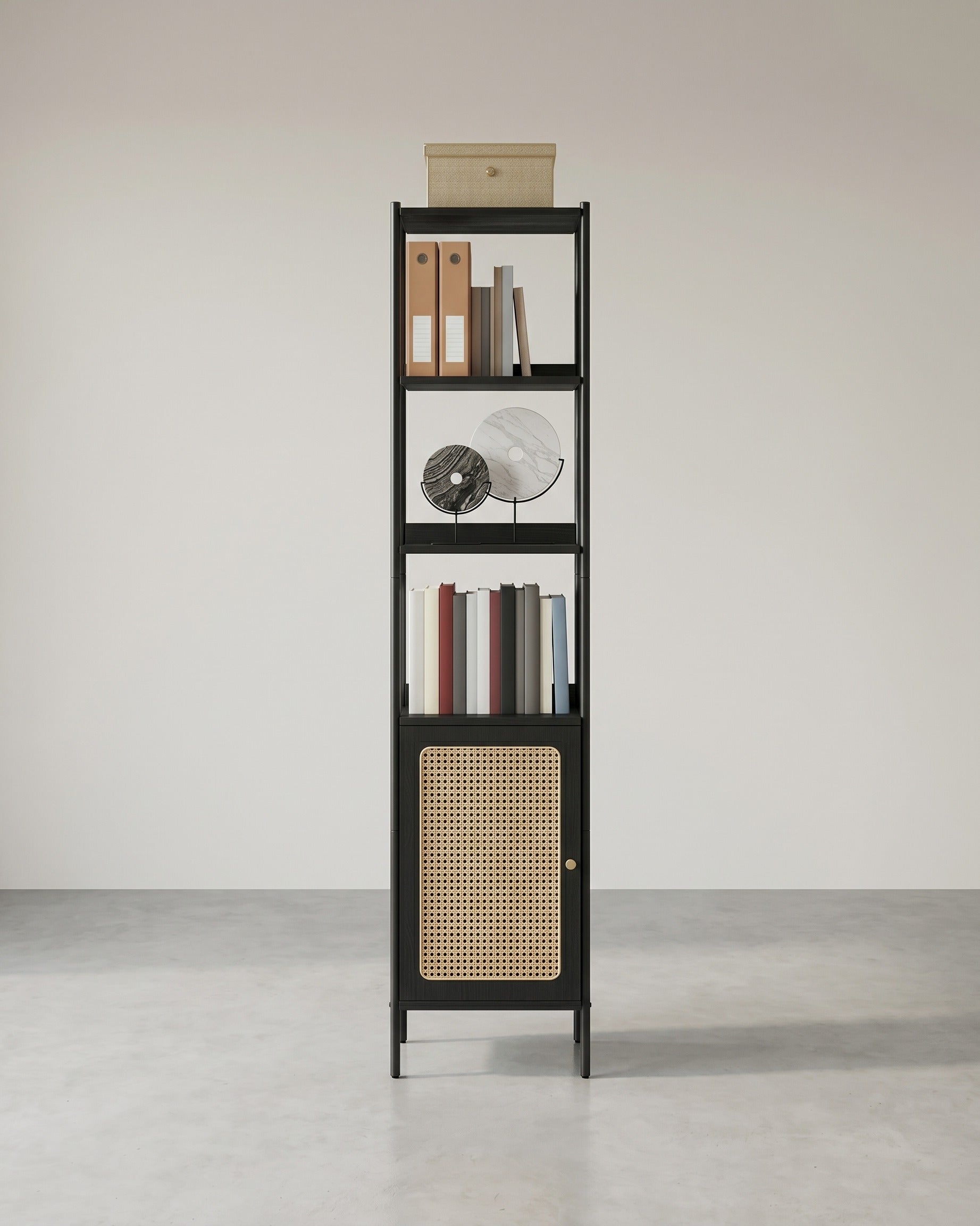 BOHO Bücherregal mit Rattantür – Schmales offenes Standregal – 174 cm hoch – Schwarzes Metall und Holz – Bis zu 60 kg belastbar