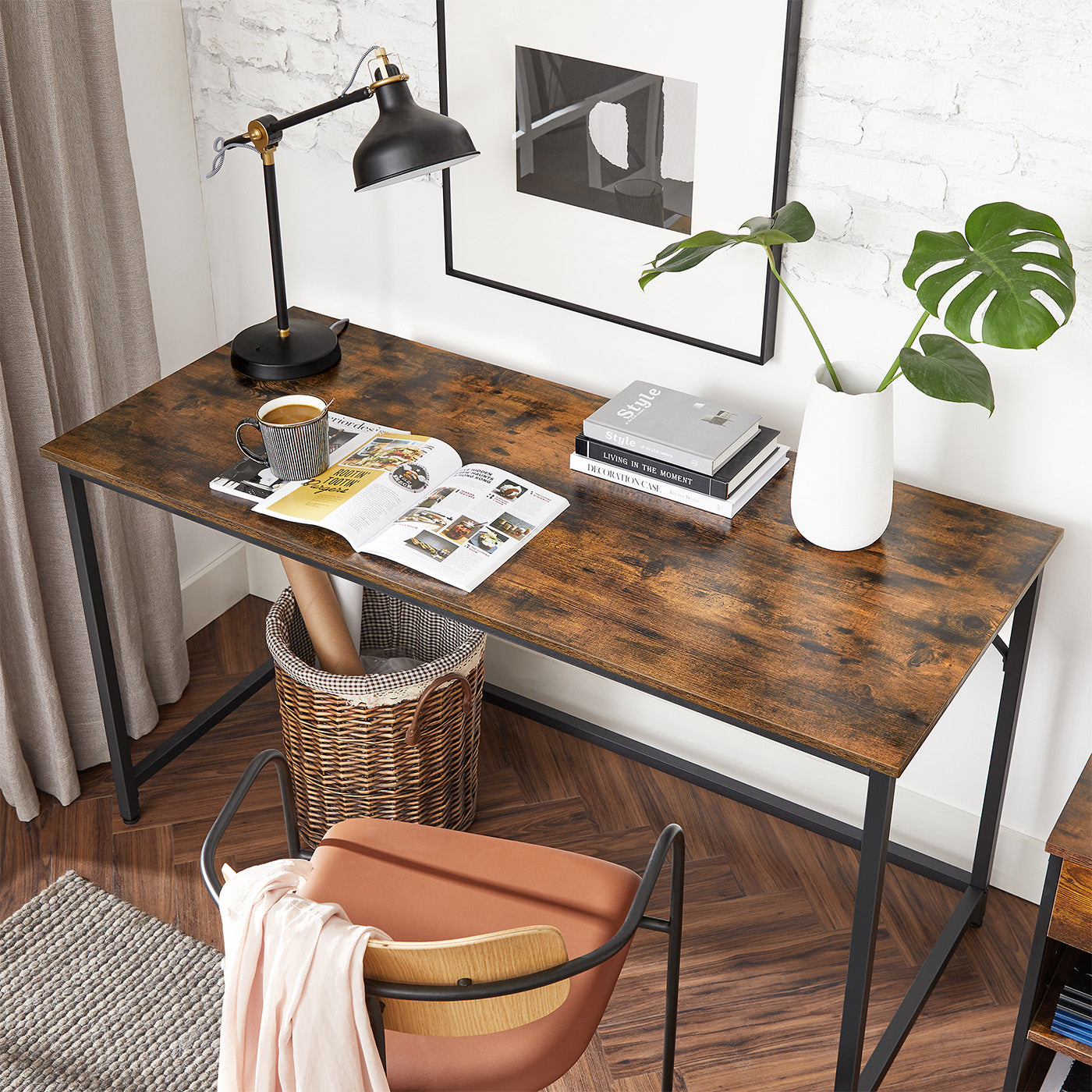 Schreibtisch im Industriedesign – 140 cm breit – kompakt und stabil – bis 50 kg belastbar