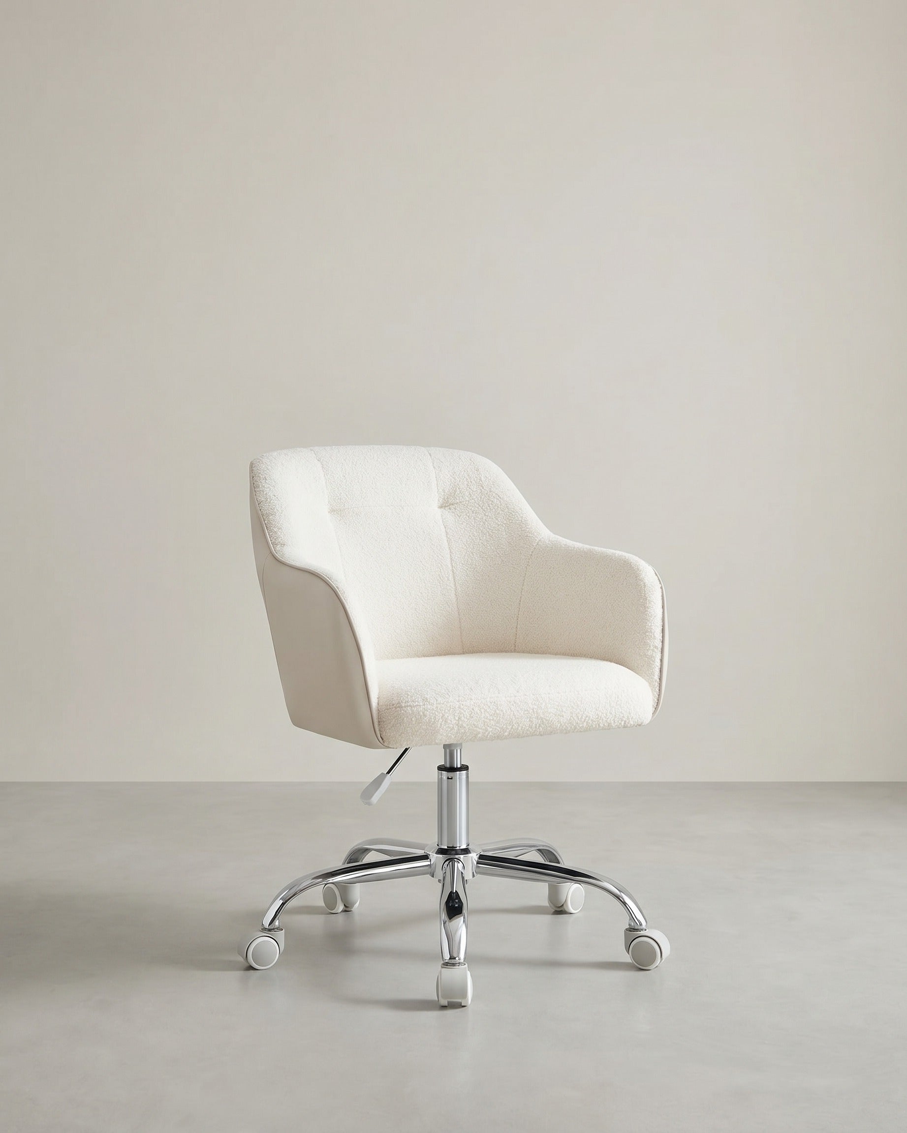 Bürostuhl mit Armlehnen – höhenverstellbar – bequeme Polsterung – 64 cm breit – Beige | Samt & Teddy